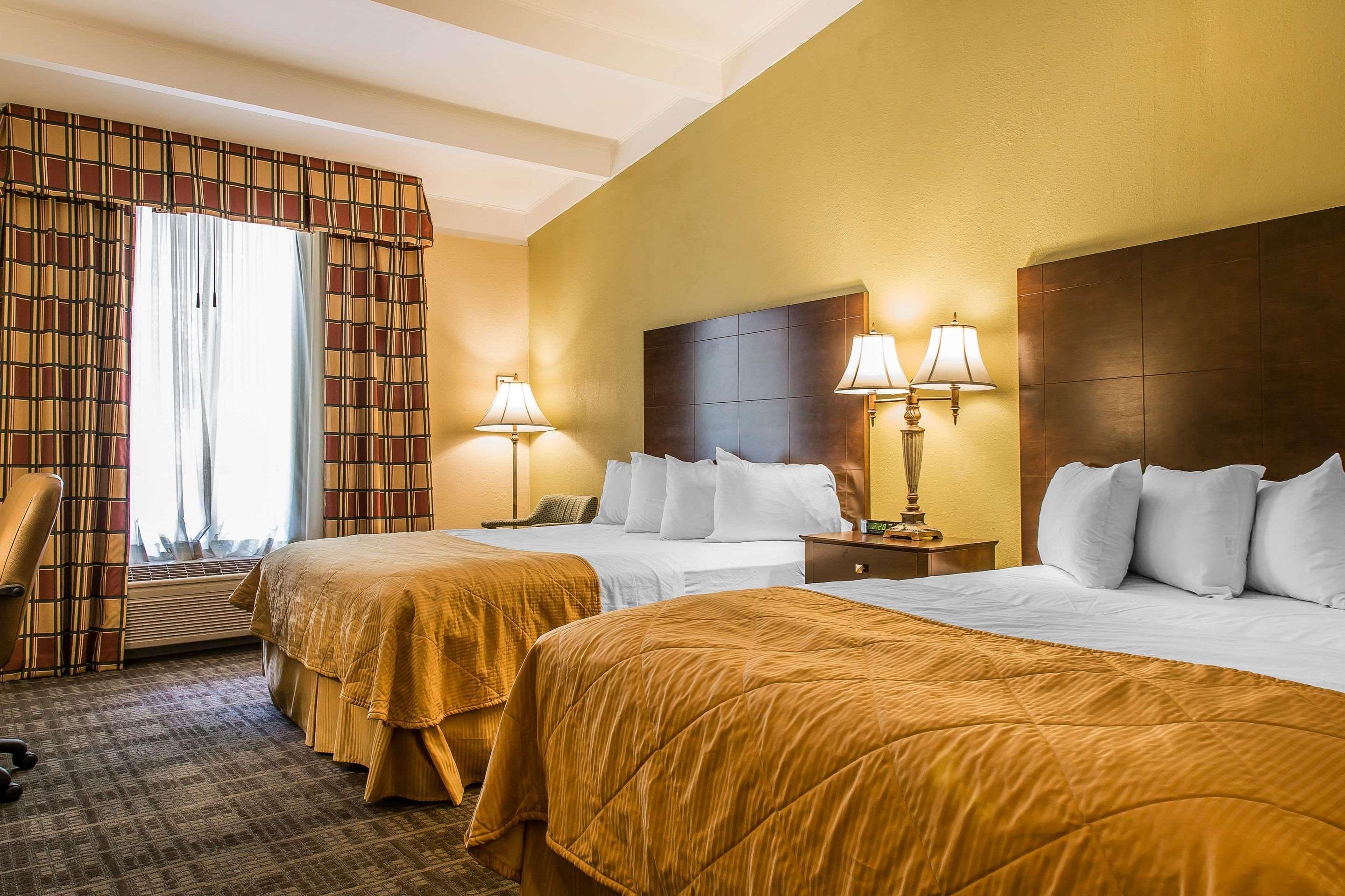 Clarion Hotel & Suites Hamden-New Haven Экстерьер фото