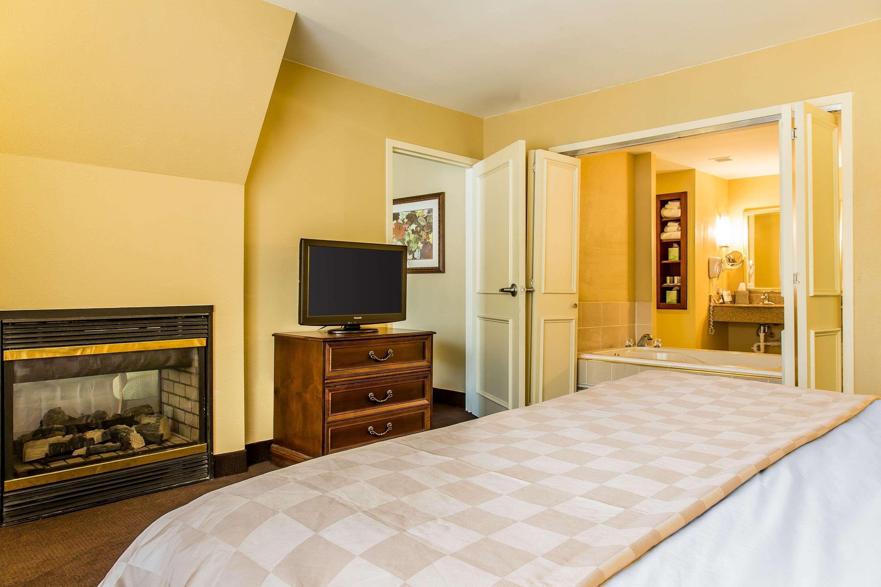 Clarion Hotel & Suites Hamden-New Haven Экстерьер фото
