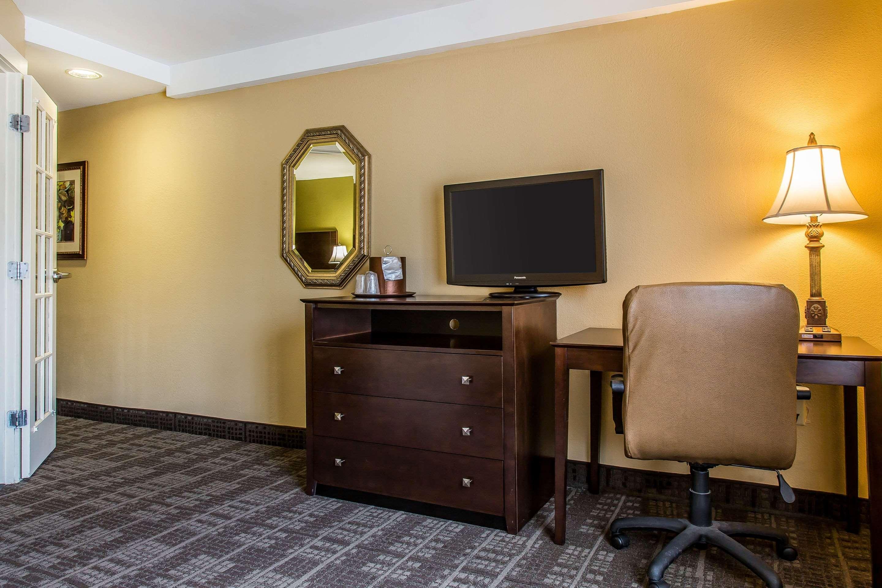Clarion Hotel & Suites Hamden-New Haven Экстерьер фото