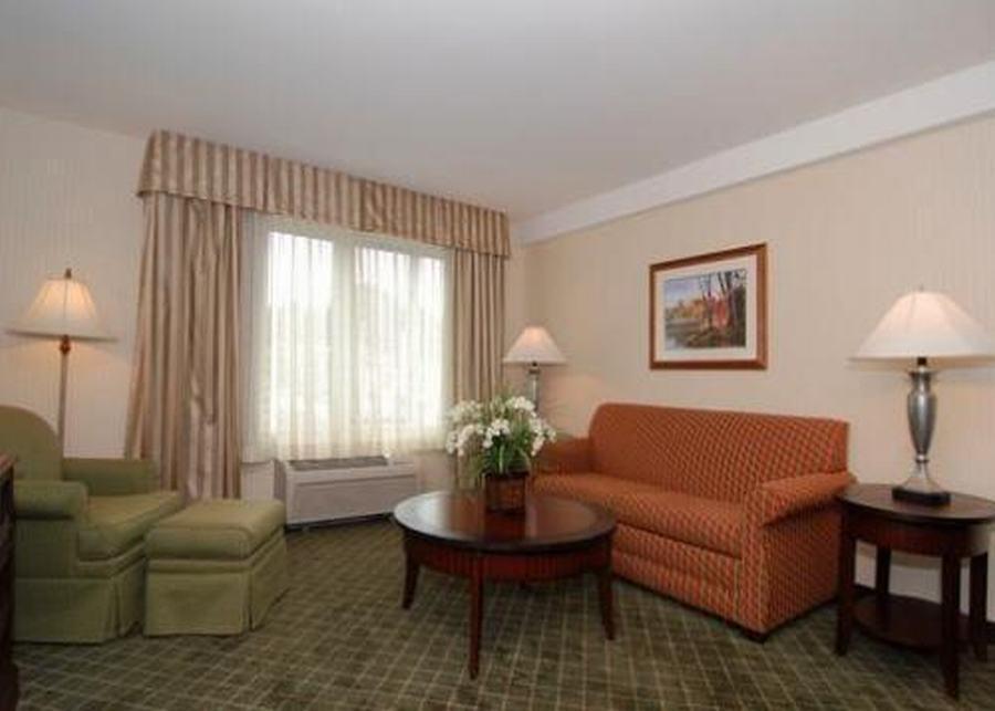 Clarion Hotel & Suites Hamden-New Haven Экстерьер фото