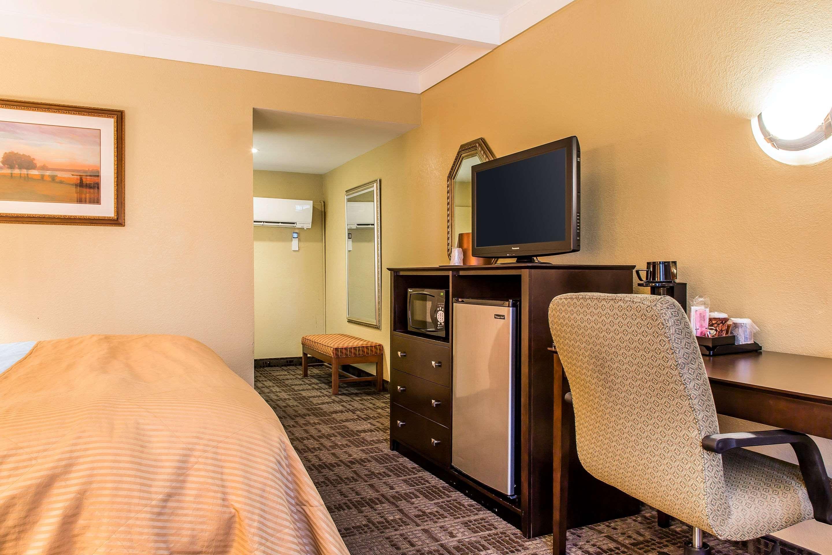 Clarion Hotel & Suites Hamden-New Haven Экстерьер фото