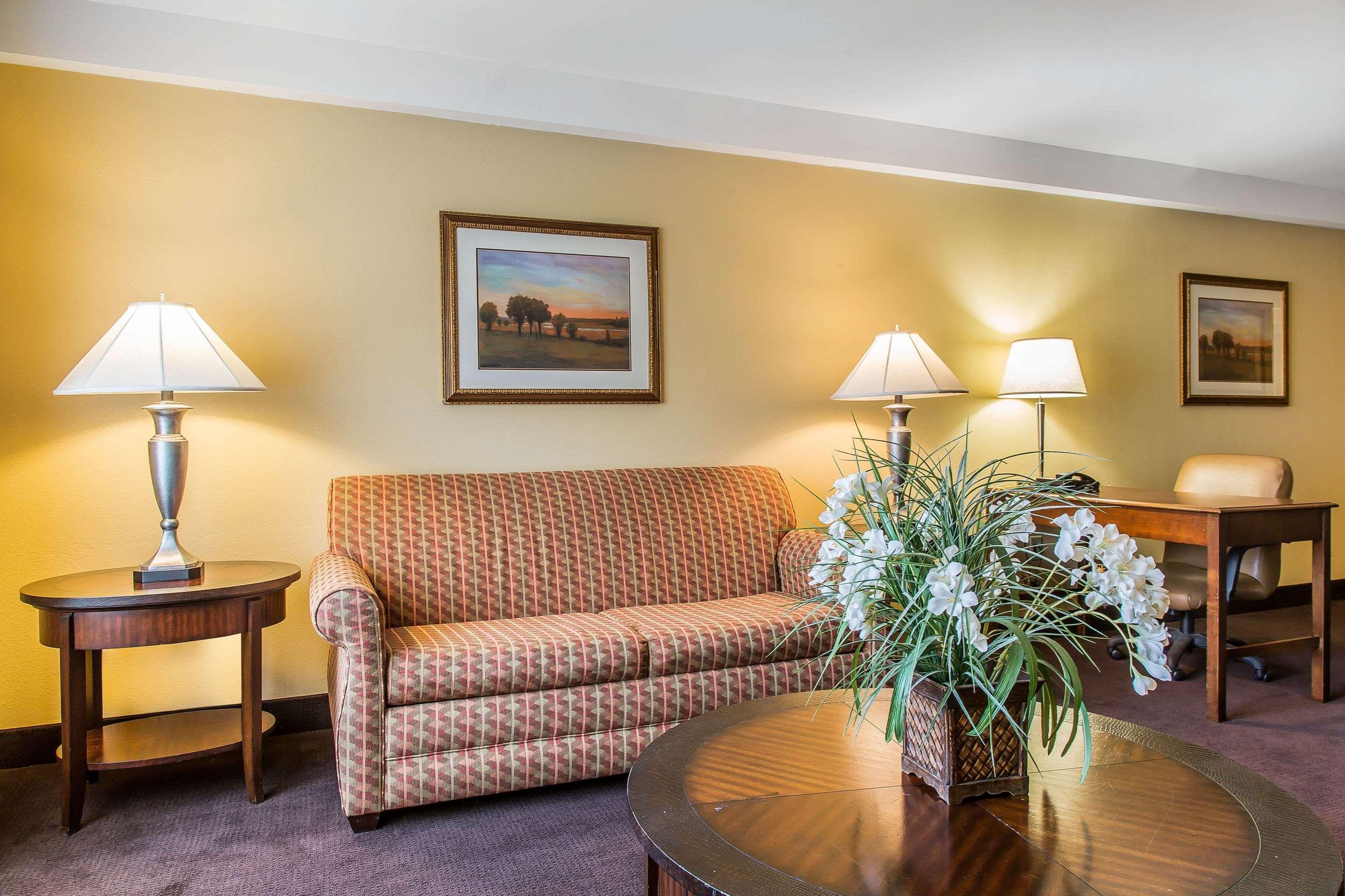 Clarion Hotel & Suites Hamden-New Haven Экстерьер фото