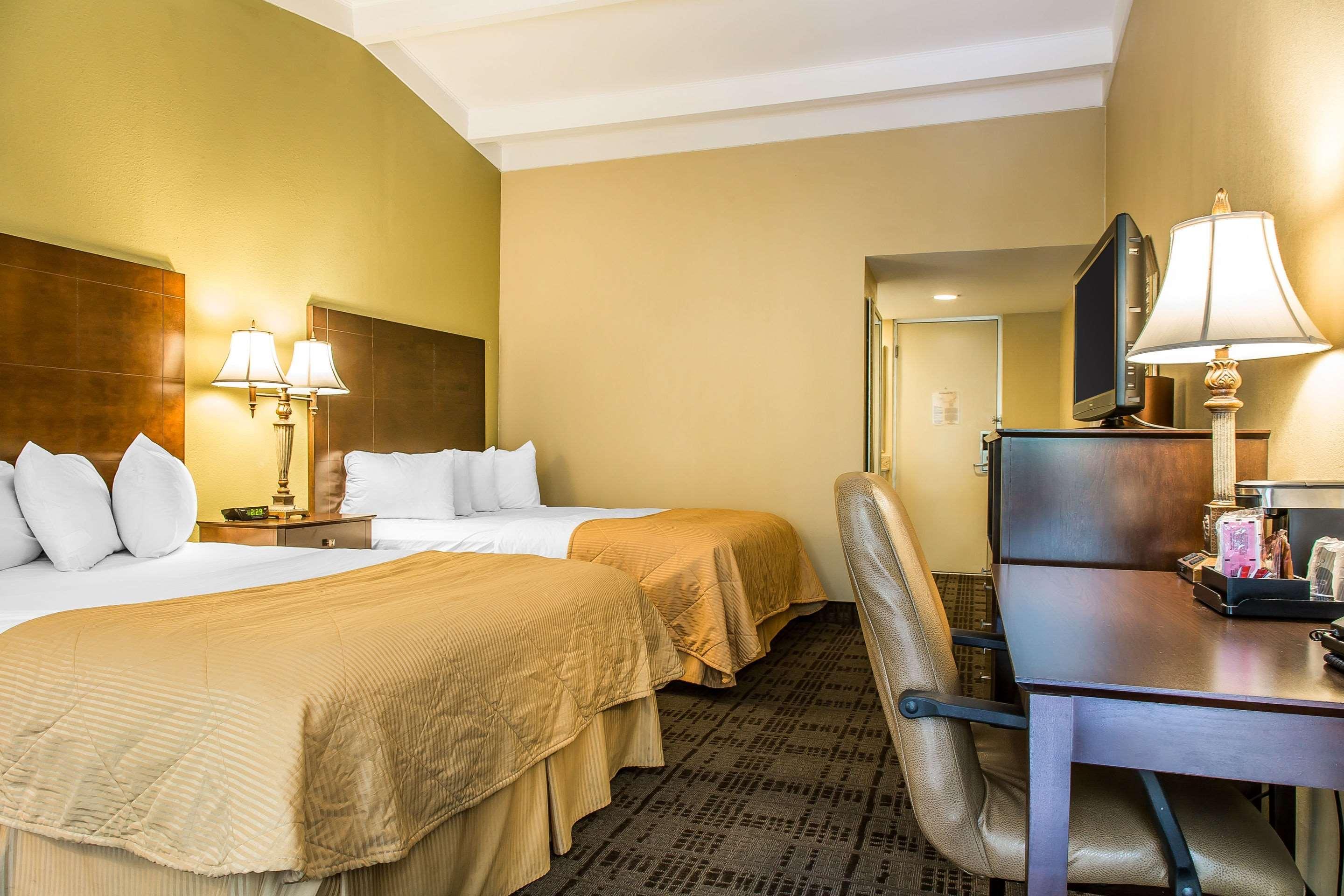 Clarion Hotel & Suites Hamden-New Haven Экстерьер фото