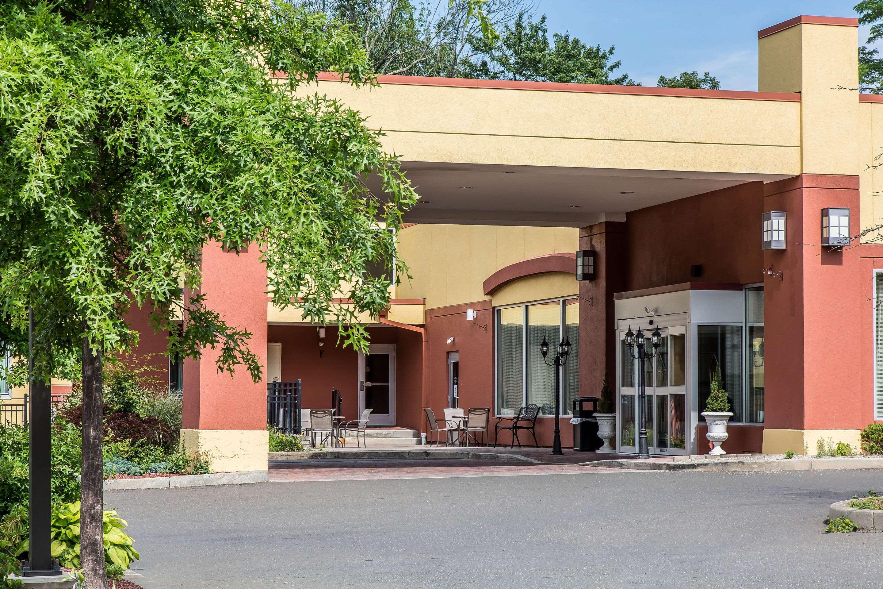 Clarion Hotel & Suites Hamden-New Haven Экстерьер фото