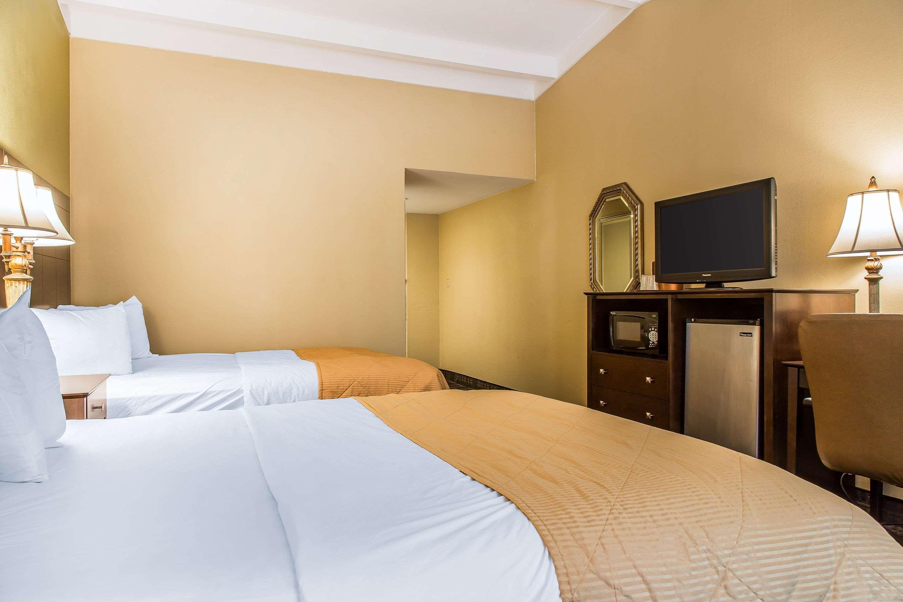 Clarion Hotel & Suites Hamden-New Haven Экстерьер фото