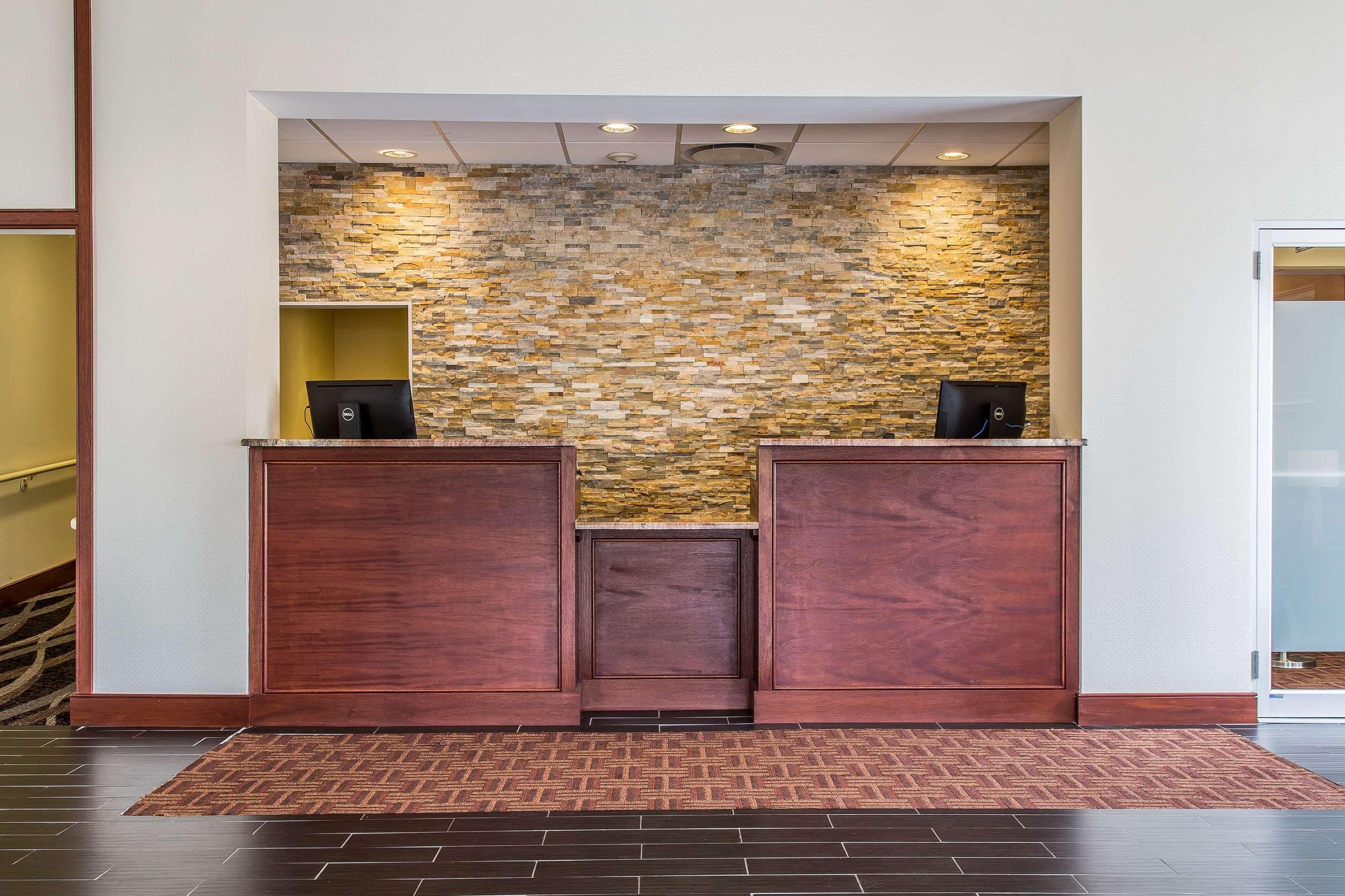 Clarion Hotel & Suites Hamden-New Haven Экстерьер фото