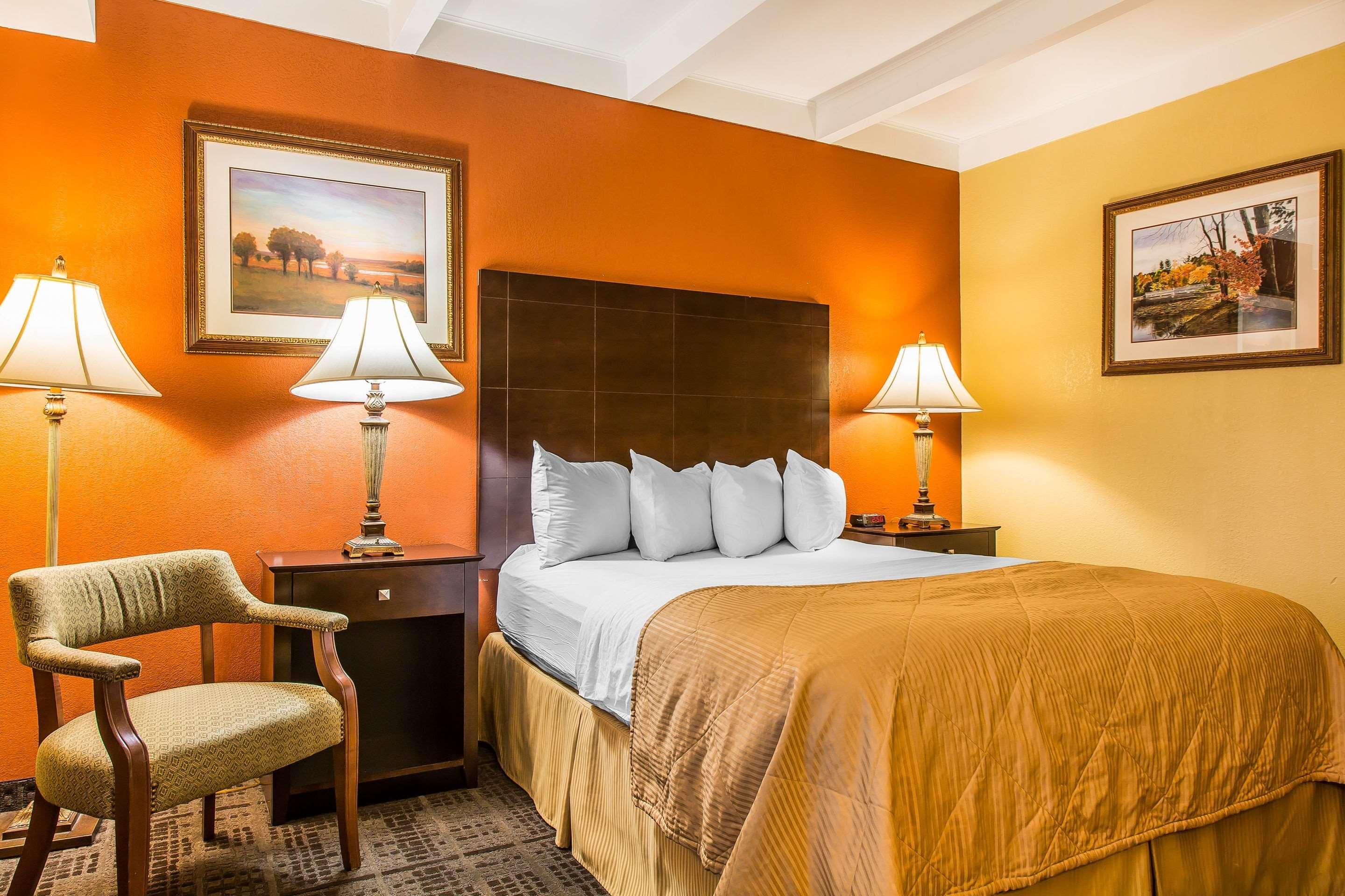 Clarion Hotel & Suites Hamden-New Haven Экстерьер фото