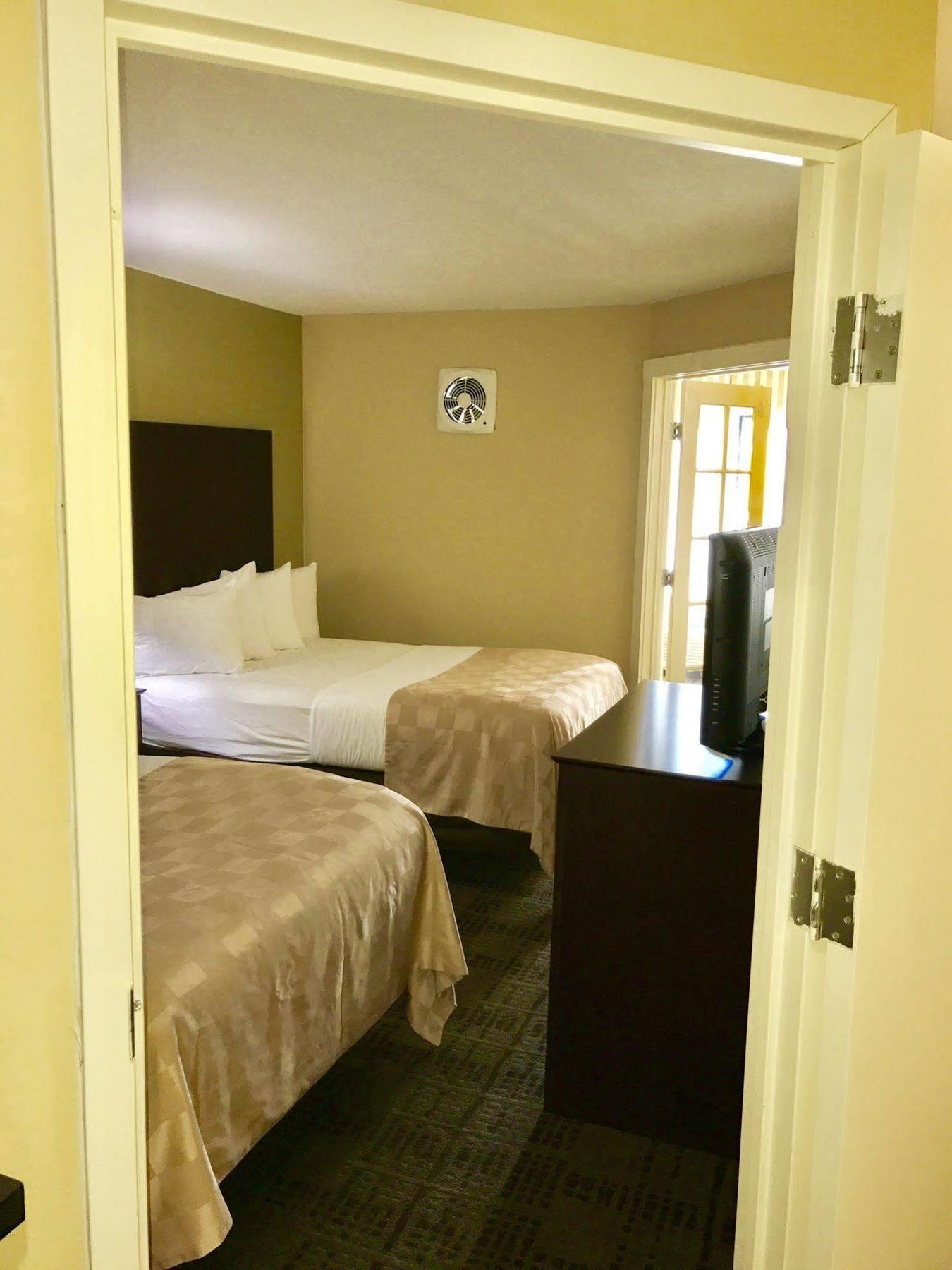 Clarion Hotel & Suites Hamden-New Haven Экстерьер фото